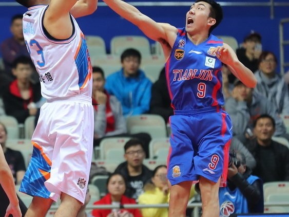 “寂寞大神”领衔双外援风暴，上海大鲨鱼主场狂胜天津金狮