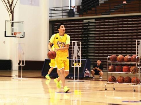 飞人跨界变身神投手 刘翔身披湖人二十四号致敬科比