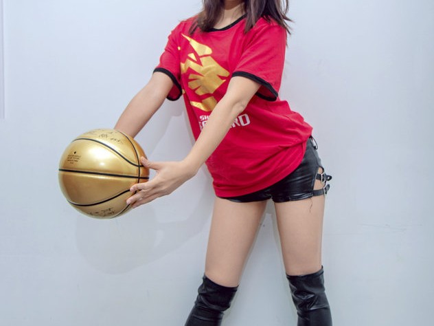 深圳烈豹啦啦队热舞助威 赛场美少女俏皮抢镜点燃球迷激情