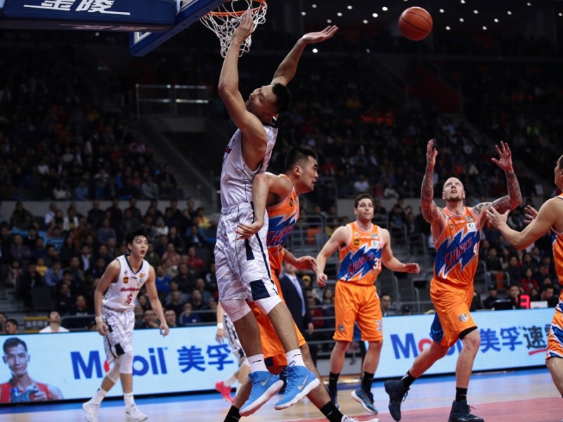 单外援广东力克上海取三连胜 易建联轰37+15献暴力隔扣