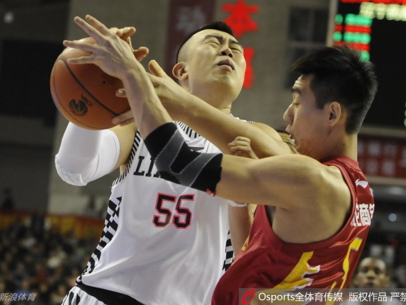 辽篮内线双雄激战吉林，韩德君与兰多夫演绎篮下“二人转”