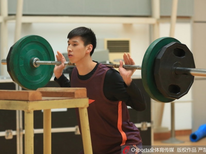 军旅传承：许钟豪变身记者对话大郅，八一队逆境中寻光