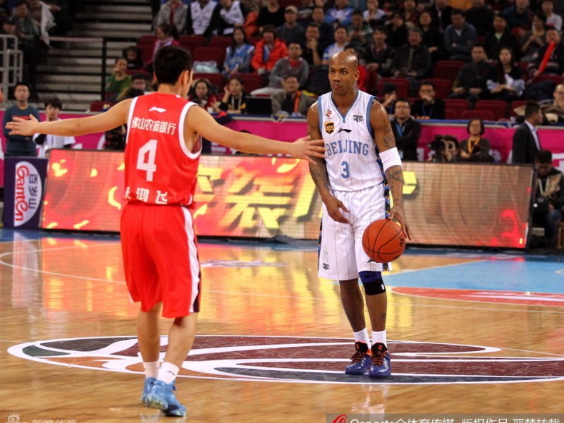 京粤大战经典再现 首钢众将演绎团队篮球真谛