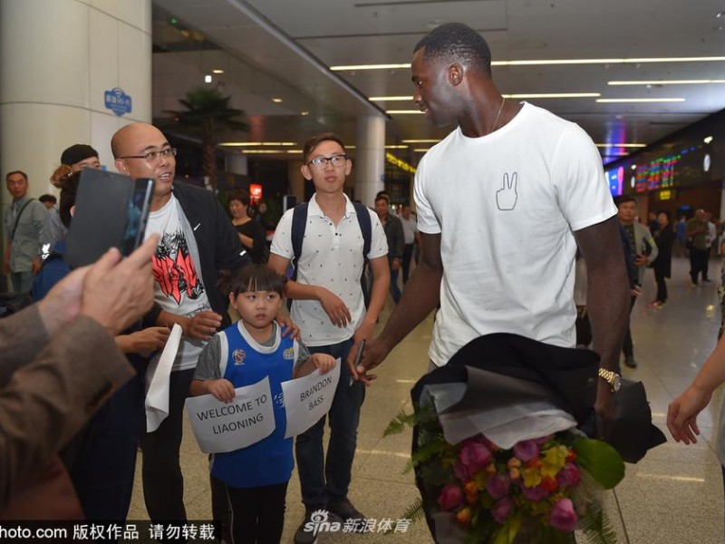 辽篮新援空降沈阳 巴斯抵埗开启争冠征程