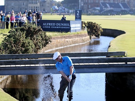 泥泞中的荣耀苏格兰勇士多克老球场奋力救球与穆伦的领先风暴