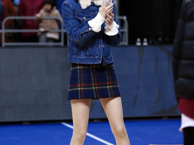 广东德比温情一刻，周鹏爱妻场边助阵长腿吸睛