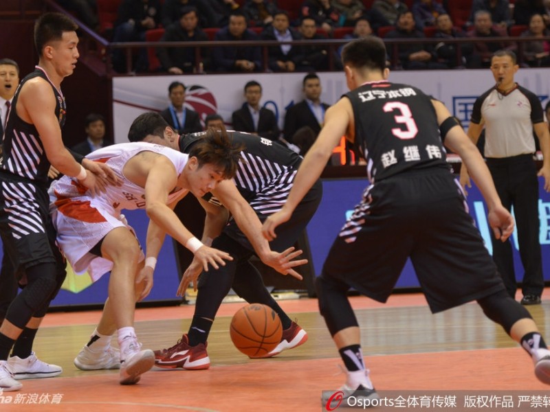 丁彦雨航重伤之夜回首望，那两针封闭如何改写了中国篮球的十年锋线命运