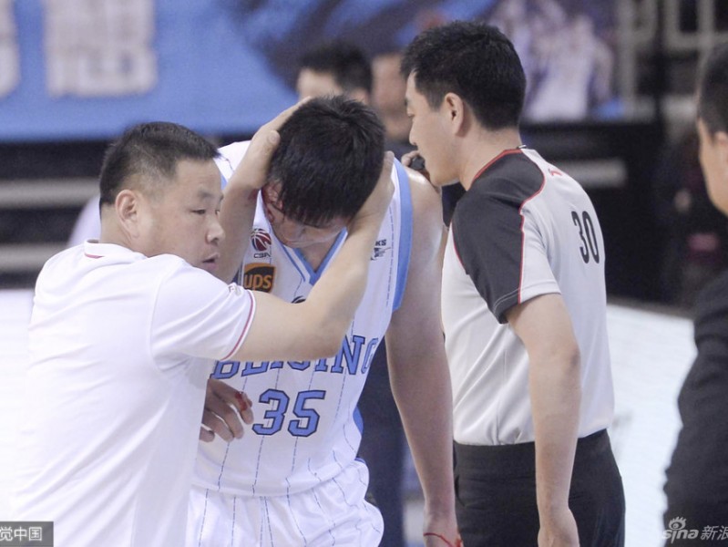 京城德比血性一幕 张松涛受伤离场缝针后戴罩归来感动五棵松