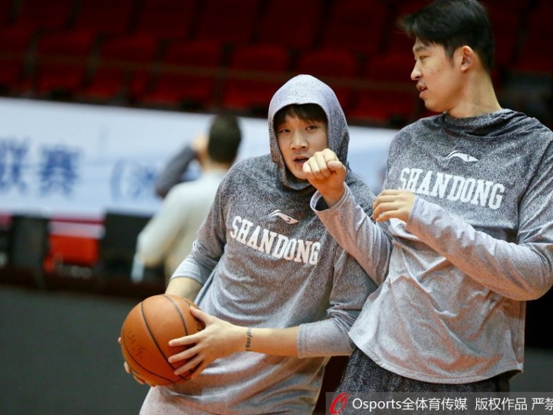 丁彦雨航搞怪投篮抢镜，山东高速赛前备战气氛欢乐