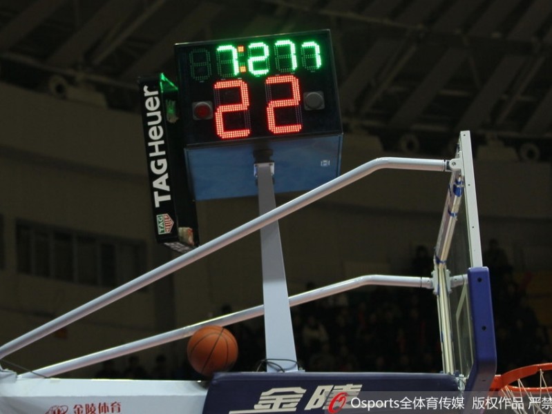 疆粤大战夜燃爆红山 记分牌之殇见证热血恩仇