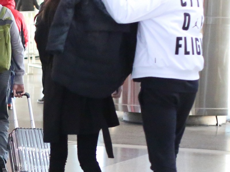 京城冬夜的一抹暖意：郭艾伦机场接机演绎铁汉柔情