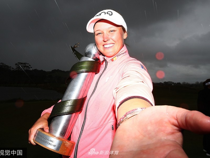 新西兰女子公开赛亨德森力压群芳夺第五冠 阎菁创历史摘银展中国力量