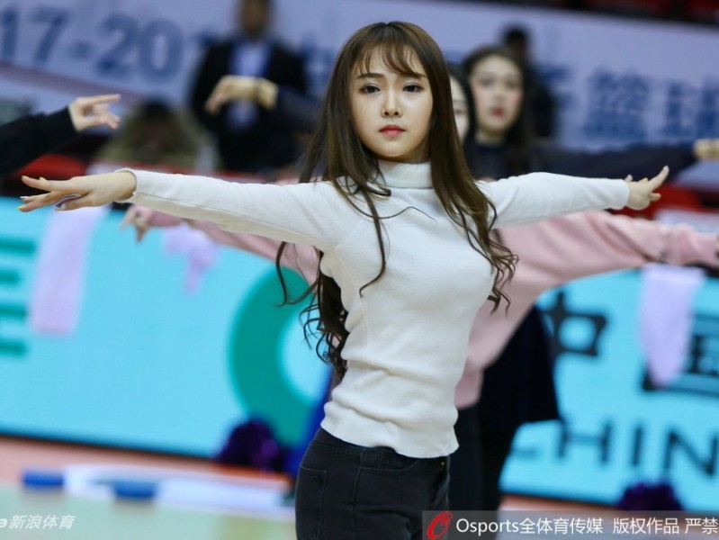 鲁粤大战背后的耀眼的星光 山东男篮啦啦队备战瞬间