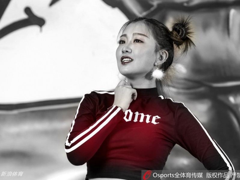 山东男篮啦啦宝贝高雨桐：俏皮发型萌气十足，新人写真惊艳亮相