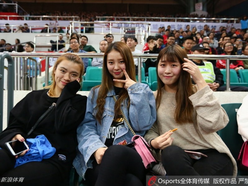 CBA场边最美风景线：美女球迷观战点燃赛场激情
