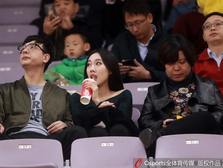 京城新势力御敌记：马布里率北控力斩山东高速，场边美女球迷成另类风景