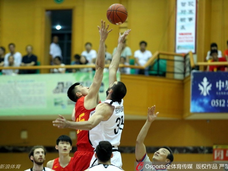 男篮蓝队热身激战格鲁吉亚 常林伤指方硕关键球