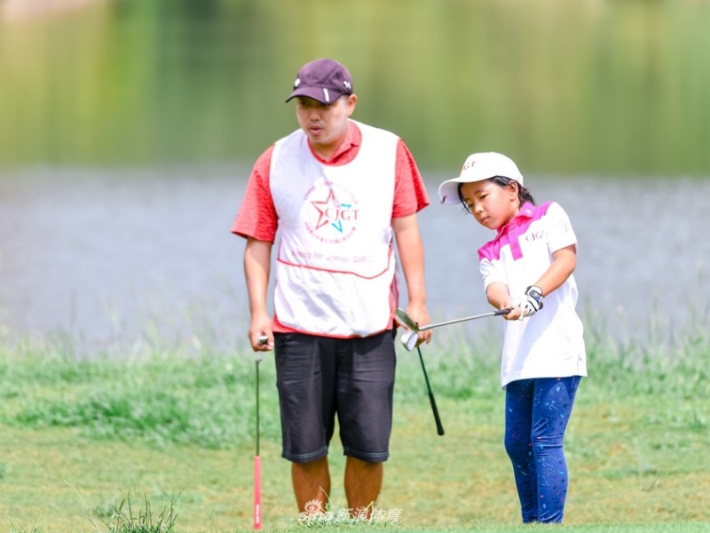 刘国梁赛场为女背包情深 宇婕童真挥杆领跑群芳