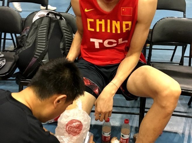 汗水与欢笑：男篮集训备战纪实