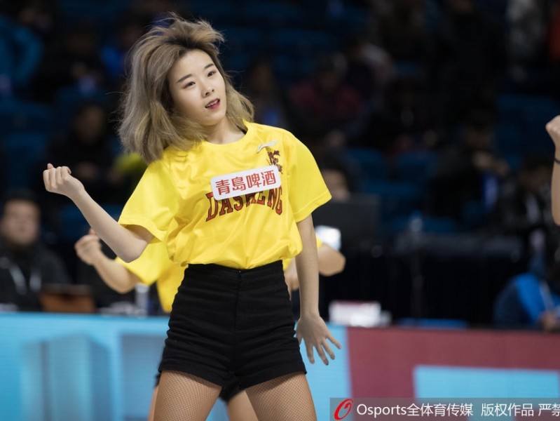 金陵夜战，同曦大胜送八一十连败，篮球宝贝热舞点燃主场激情