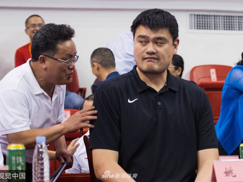 姚明助阵粤联赛变身表情包，肇庆怀集之夜见证民间篮球热潮