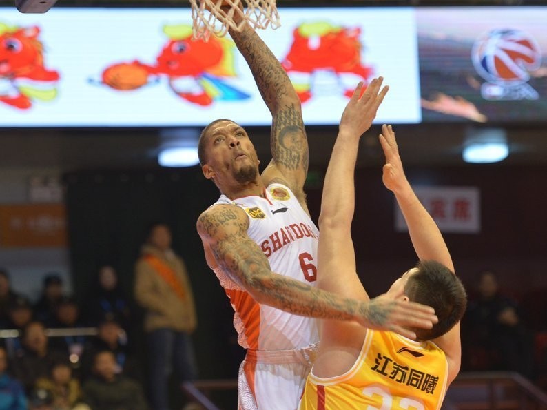 篮筐上的暴力美学：回首ＣＢＡ那些令人血脉贲张的瞬间