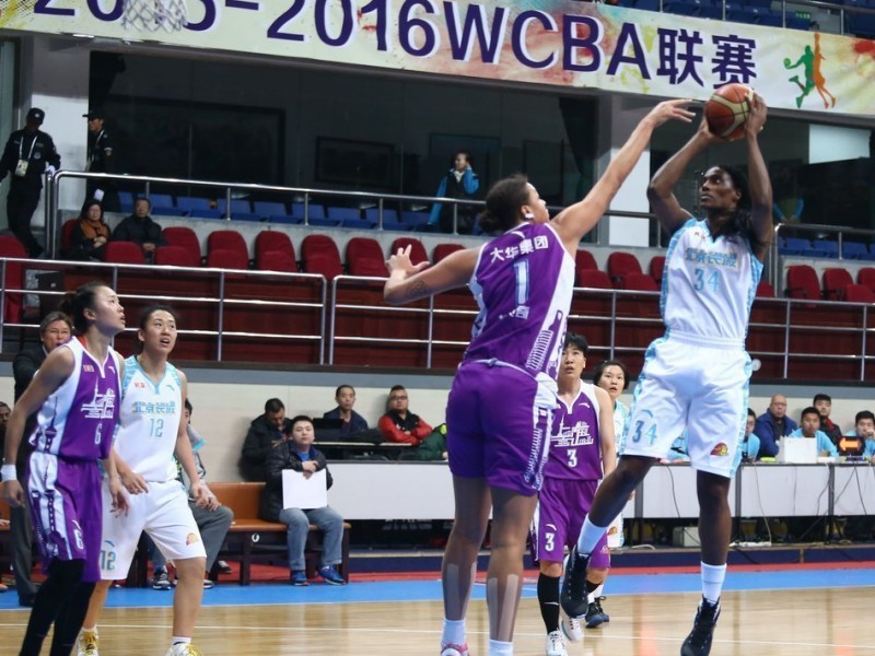 女篮巅峰对决：坎贝奇福尔斯肉搏，摩尔独木难支