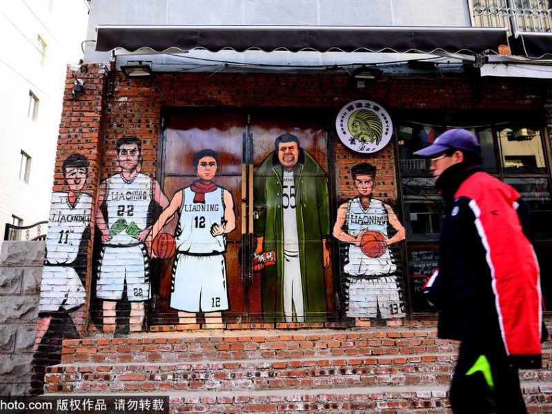 探秘辽篮漫画墙：韩德君板砖在手，杨鸣围脖裹不住的江湖气