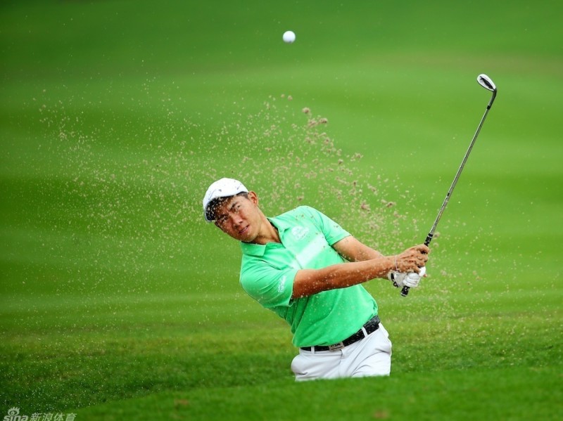 果岭上的瞬息万变高尔夫赛场的悲喜交织