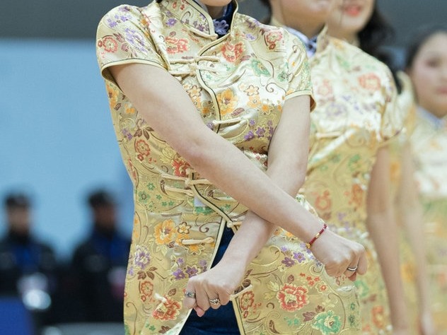 CBA赛场上的靓丽风景线：肯帝亚篮球宝贝热情似火点燃榜首大战