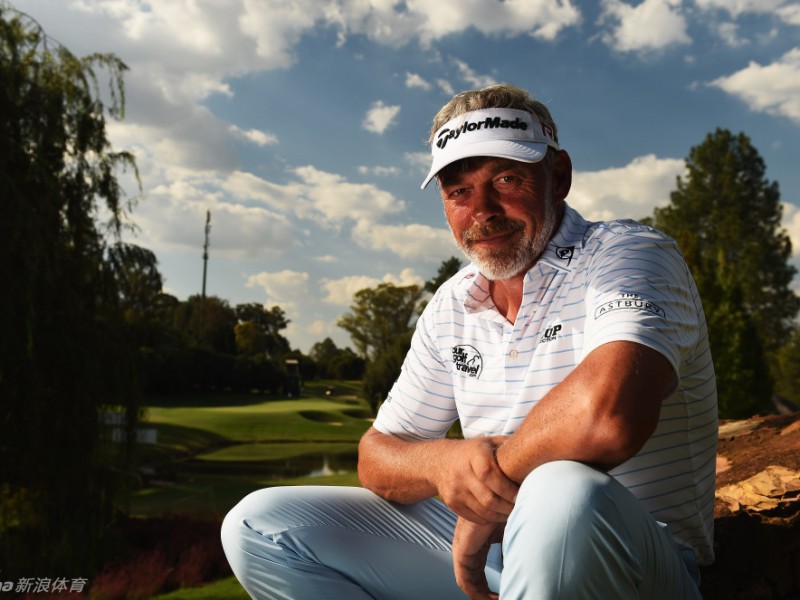 悬崖边的凝望与绿茵上的挥杆