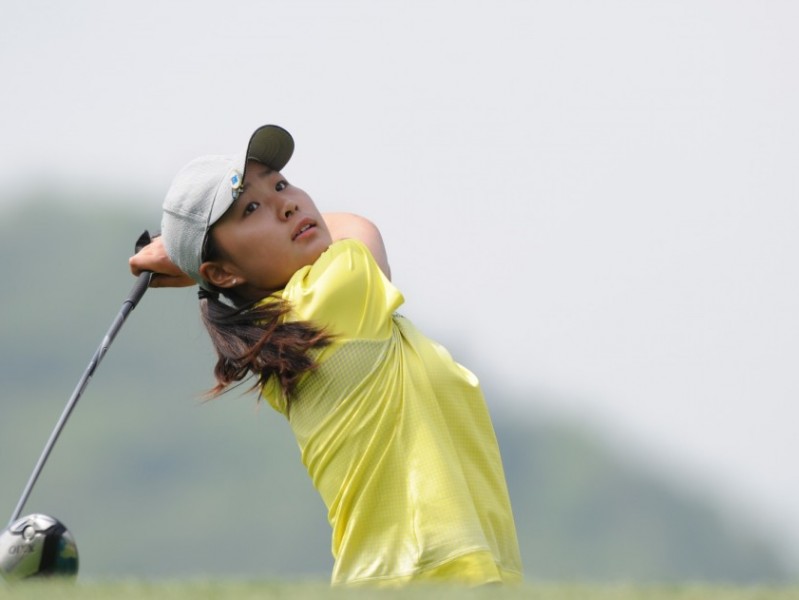 巾帼挥杆竞芳华 绿茵笑靥映高球