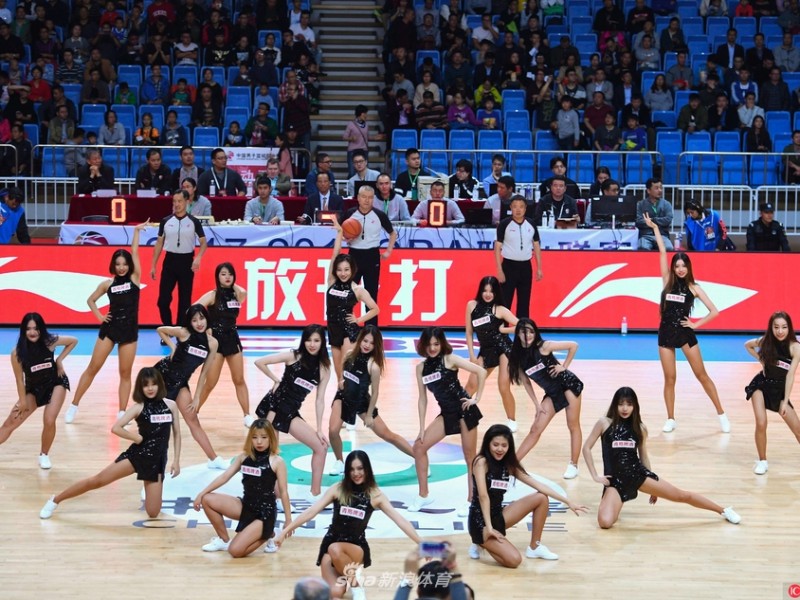 燃动金陵，舞动新季：CBA揭幕战啦啦宝贝热力绽放