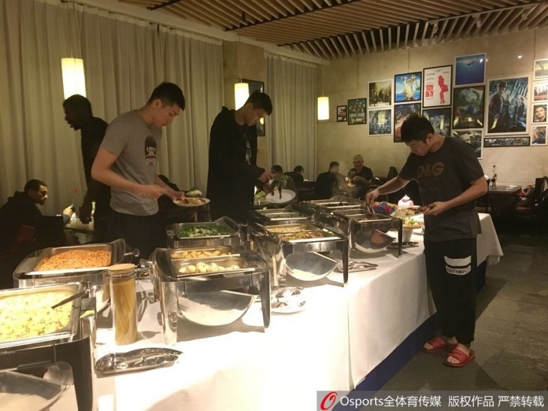 广东男篮上海备战，易建联与球迷温情互动