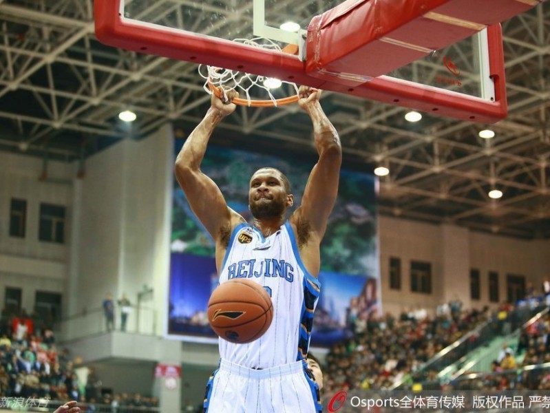 京城篮球烽火再燃：季前赛怀仁站首钢众将合力奏凯