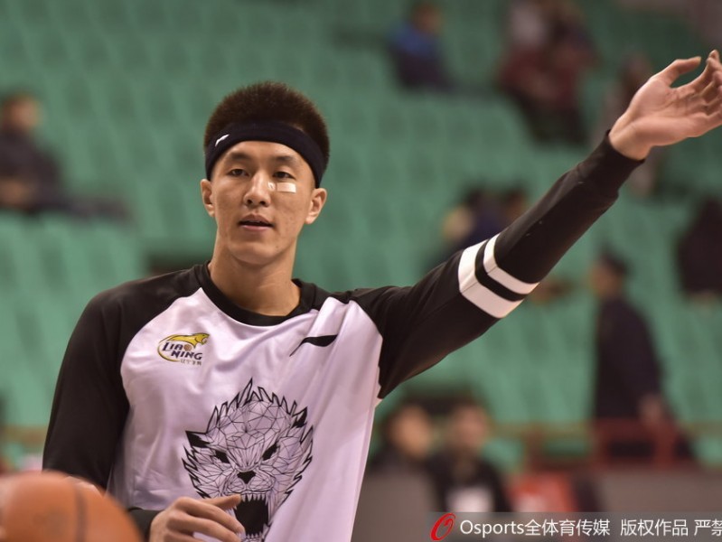 带伤复出拼劲十足 郭艾伦贴创可贴书写硬汉篇章