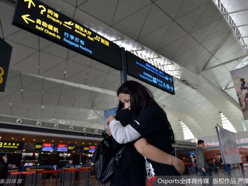 痴心守候只为那一眼，三名女球迷机场含泪寄语郭艾伦