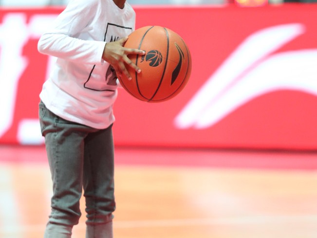 哈德森爱女球场秀球技，辽宁大胜夜场边温馨满分