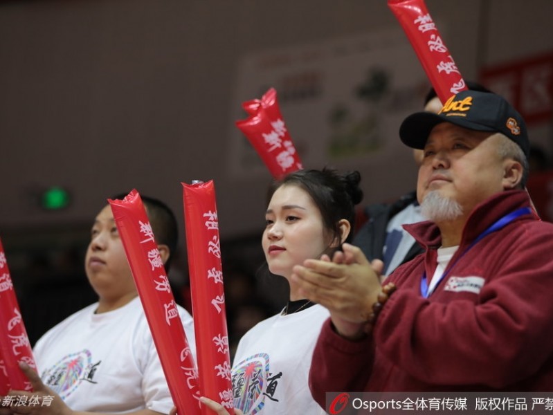 新疆男篮主场靓丽风景线 美女球迷激情助阵点燃红山