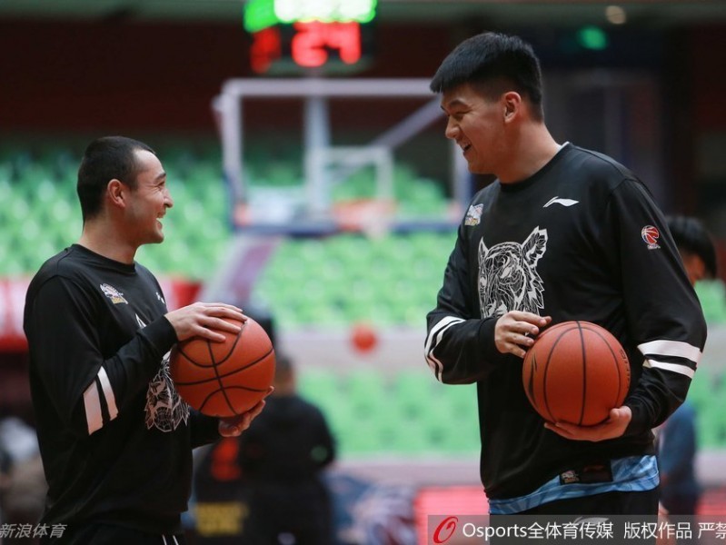 巴蜀热浪中的老友记：孟达王磊赛前叙旧，川疆大战一触即发