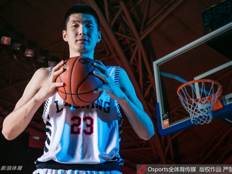 光影流转间尽显王者风范：辽宁男篮炫酷肖像大片
