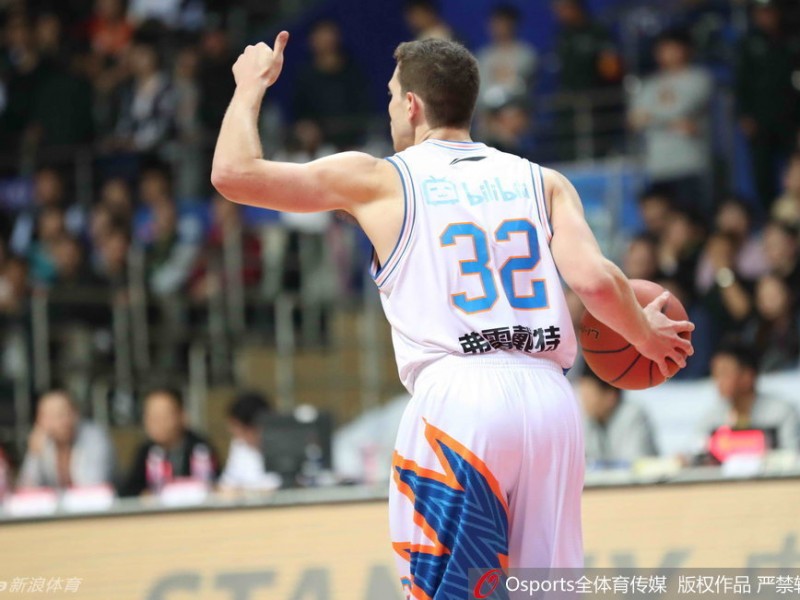 粤夜回顾：斯隆穿花引进攻潮，叶莉携女见证老友记