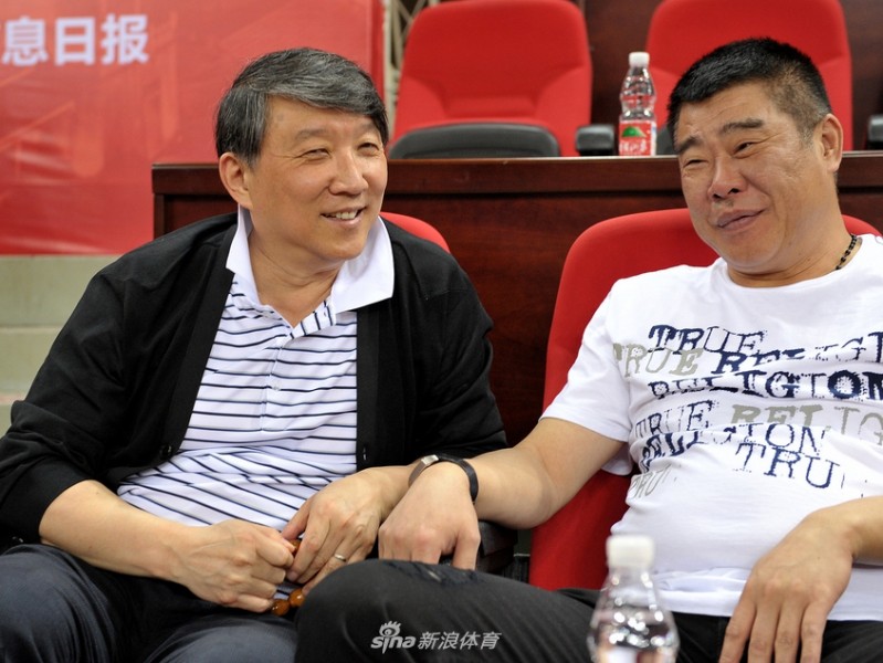 宫鲁鸣全运赛场边从容观战 一抹笑容见证篮球人生