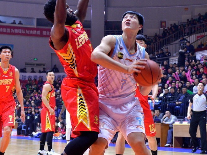 周琦霸王举鼎定乾坤，新疆飞虎复仇深圳豪取六连胜