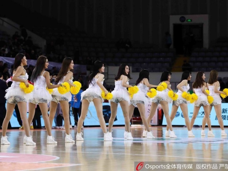 北控篮球宝贝：寒冬里的热舞，赛场边最靓丽的风景线