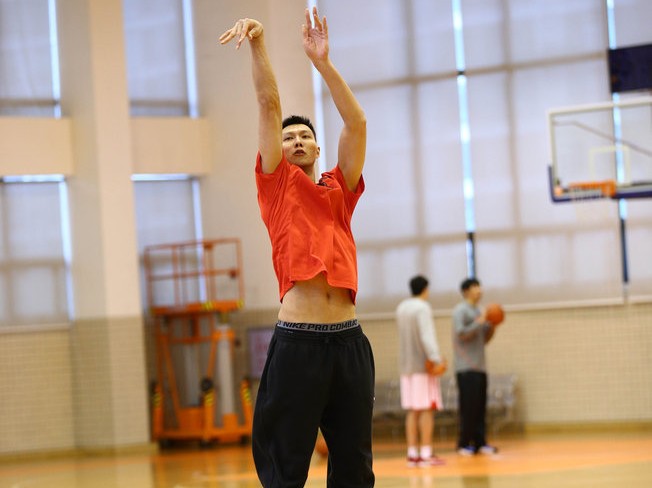 广东男篮春节前最后一练 易建联秀腹肌迪奥古萌态可掬