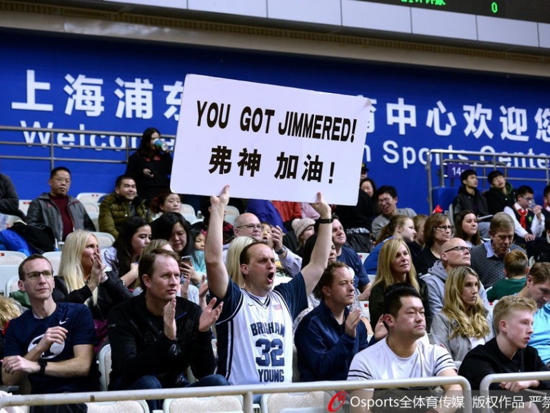 寒冬里的足球热情：精彩对抗瞬间记录