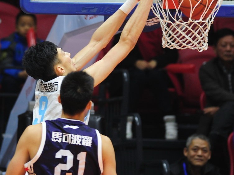 周琦擎天封盖李慕豪 新疆飞虎狂胜深圳夺七连胜