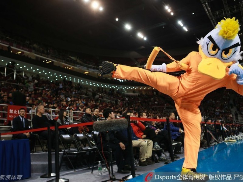 京城德比前夕，首钢霹雳鸭五棵松“踢”出龙魂——记李小龙造型抢镜之夜