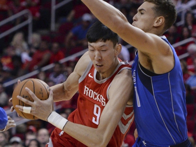 大魔王首秀送麻辣火锅，周琦携七分钟拼劲点亮火箭主场